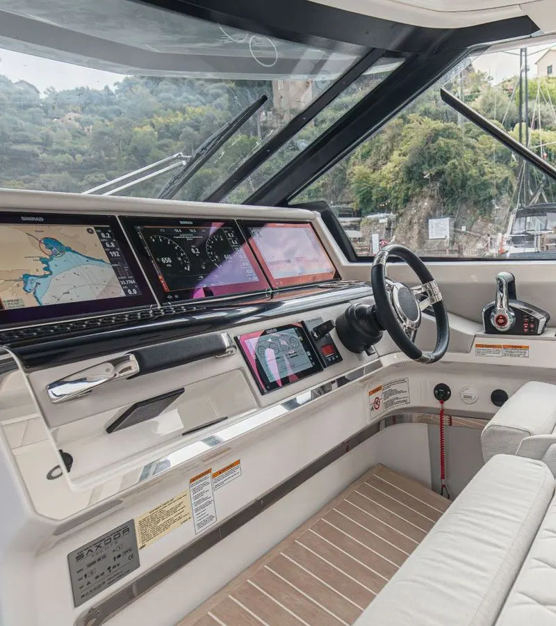 Helm of the Saxdor 400 GTO with three navigation displays and a leather steering wheel