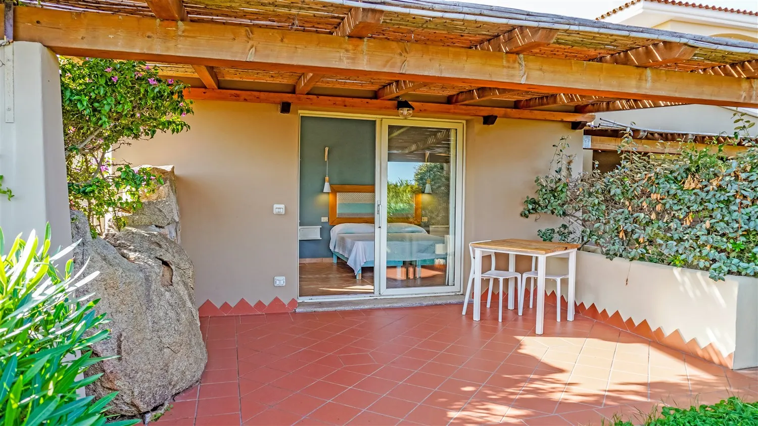 Private terrace of a ground-floor apartment between the rocks